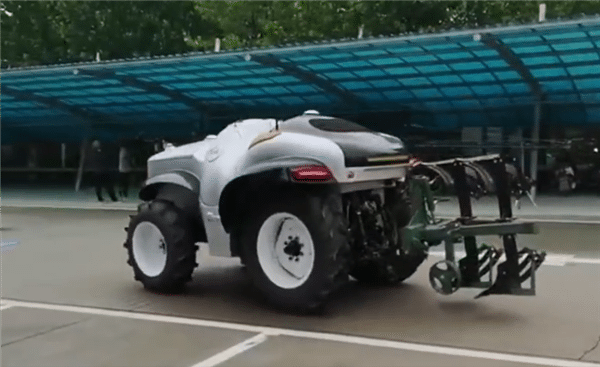 China's first unmanned tractor equipped with 5G and hydrogen fuel cells released