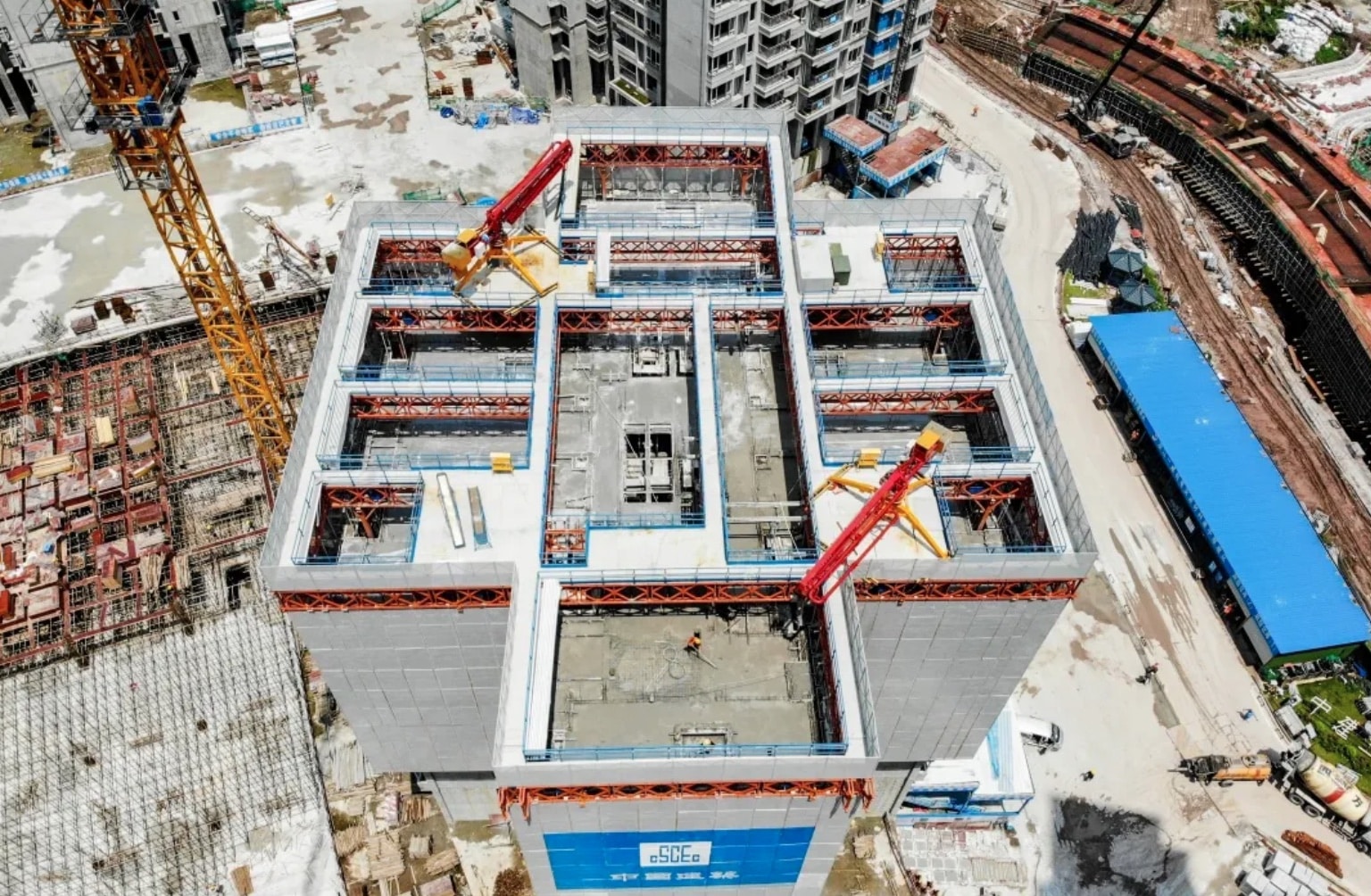 Chinese company builds houses with huge automated machine