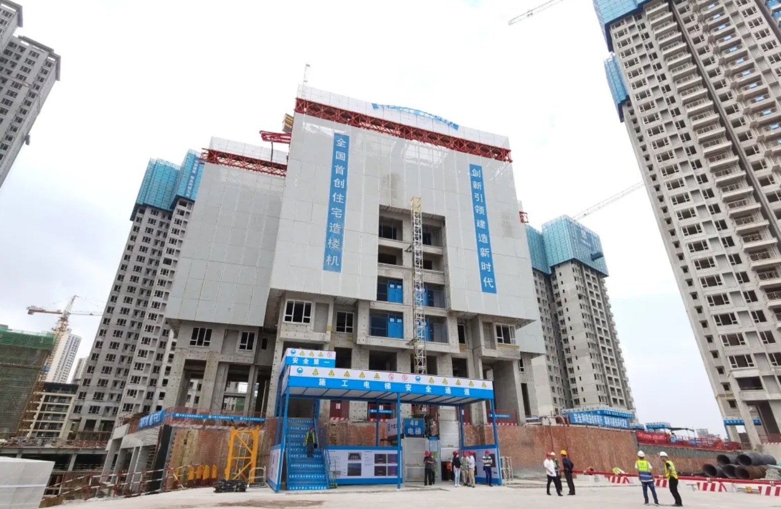 Chinese company builds houses with huge automated machine
