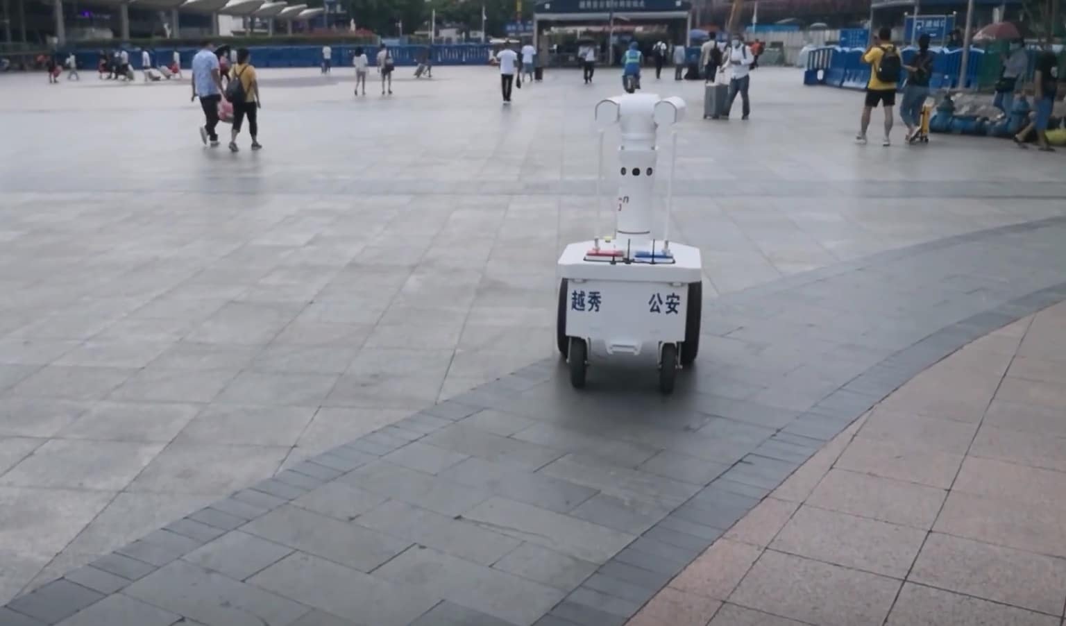 Guangzhou railway station launches its first 5G patrol robot