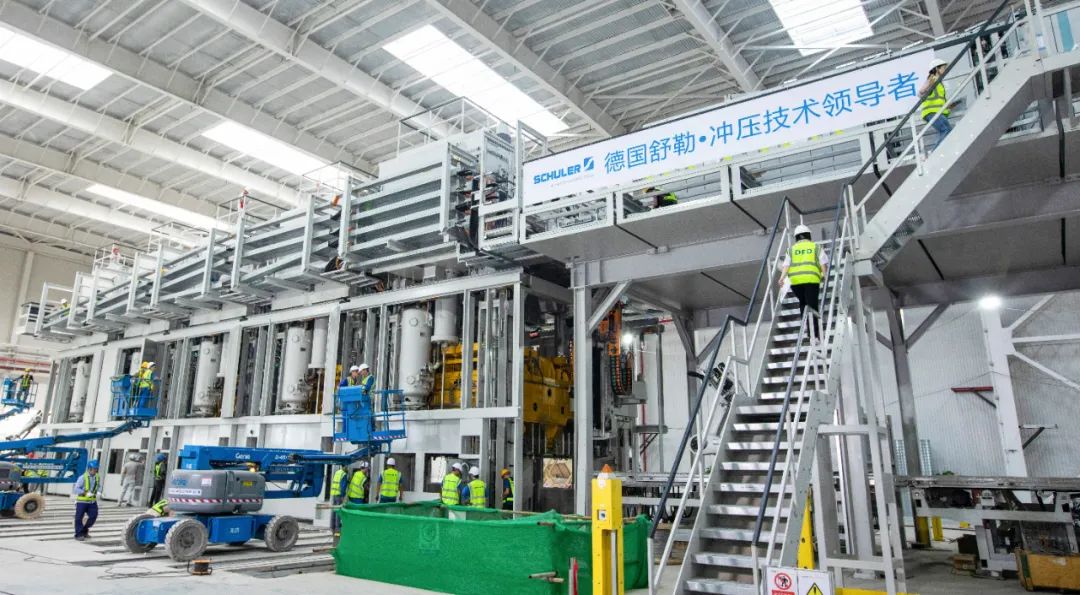 Here's how China's largest real estate developer makes cars