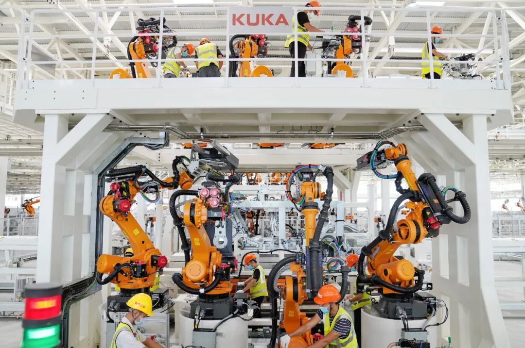 Here's how China's largest real estate developer makes cars