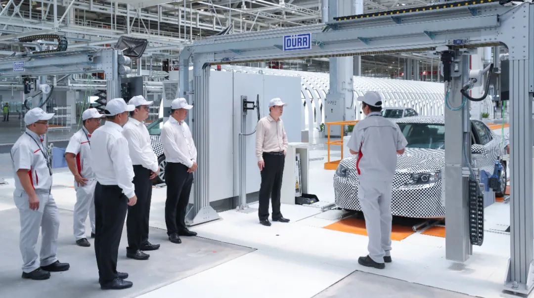 Here's how China's largest real estate developer makes cars