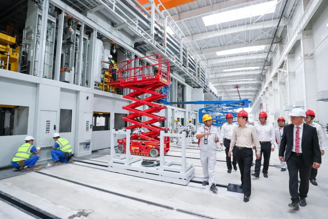 Here's how China's largest real estate developer makes cars