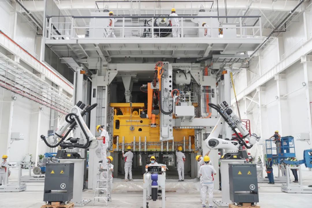 Here's how China's largest real estate developer makes cars