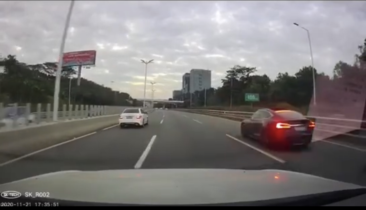Chinese owner's Model S roof glass flies out while driving, Tesla responds