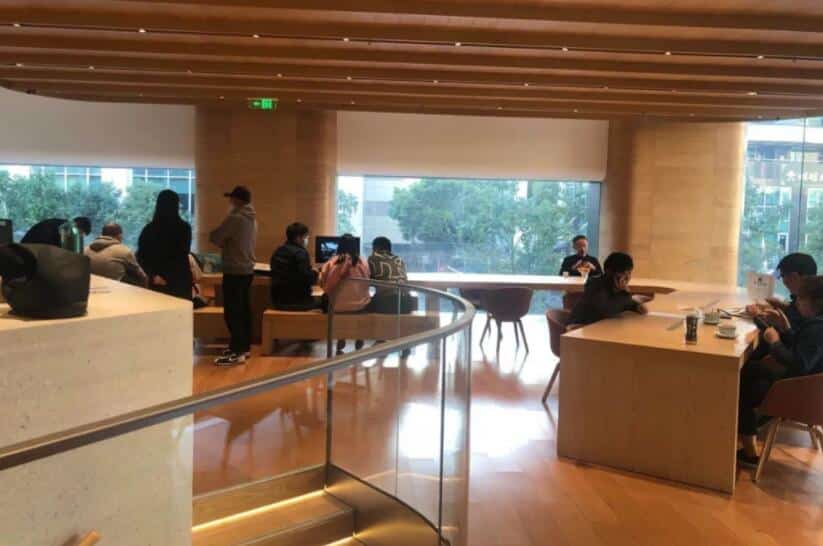 This is what's happening at Tesla, NIO and XPeng stores in Shanghai