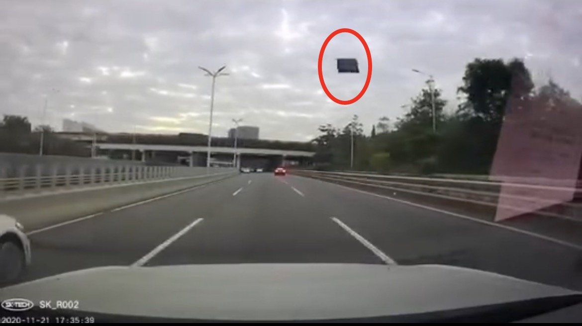Chinese owner's Model S roof glass flies out while driving, Tesla responds