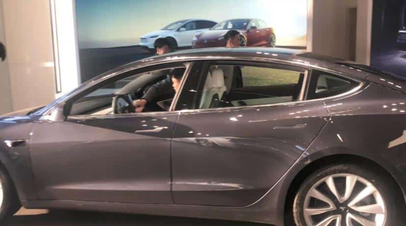 This is what's happening at Tesla, NIO and XPeng stores in Shanghai