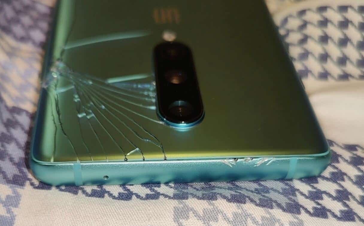 OnePlus 8 engineer test unit with new color scheme appears in Chinese online flea market