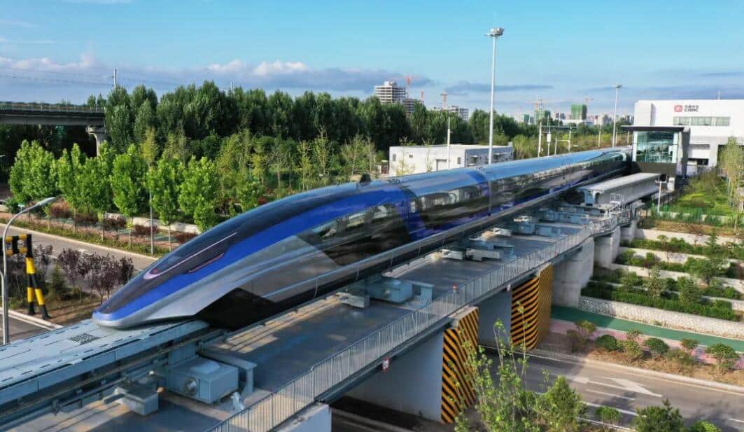 China's maglev train with speed of up to 600 km/h rolls off line
