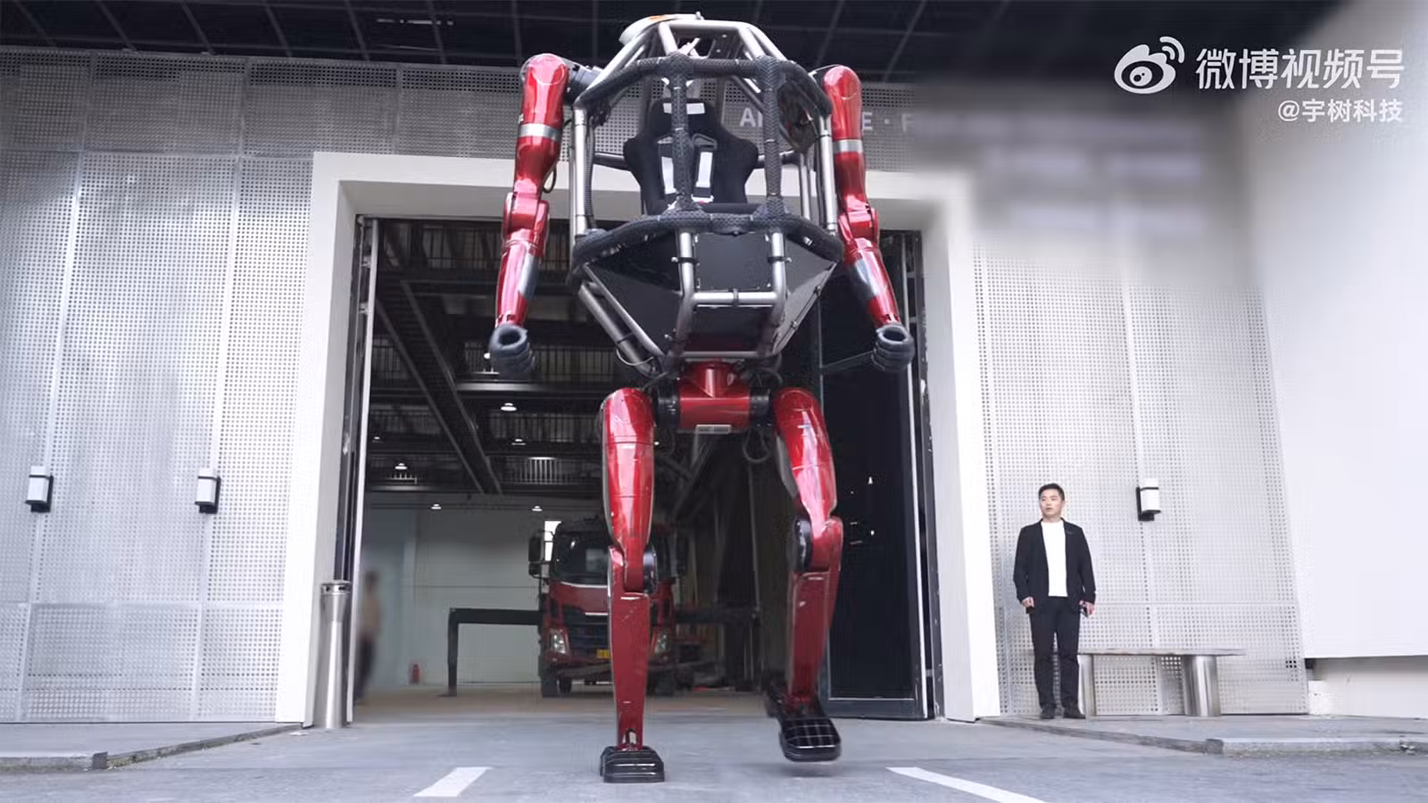 A demo video by Unitree showcases the GD01 mech.